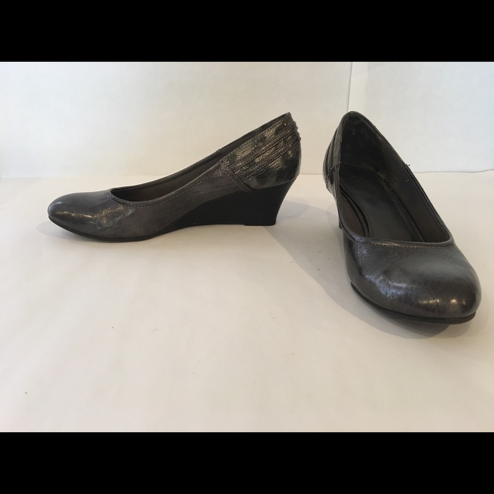 LifeStride size 8, metallic gray low-heeled wedges